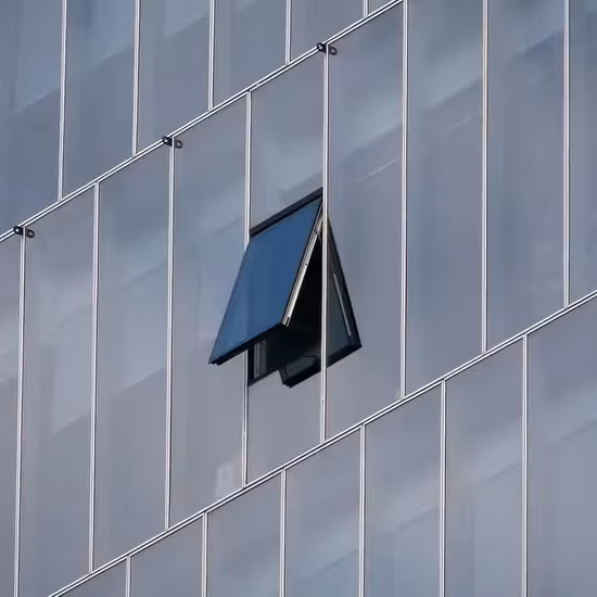 Gelbe Mosaikfliese aus Glas mit quadratischem Muster, schillernde Wandfliese